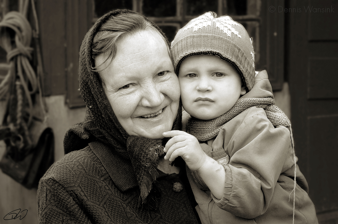 Mayor Olga and her grand-grandson (© Dennis Wansink)