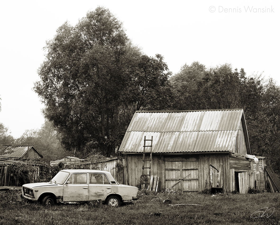 The shed and the old car (© Dennis Wansink)