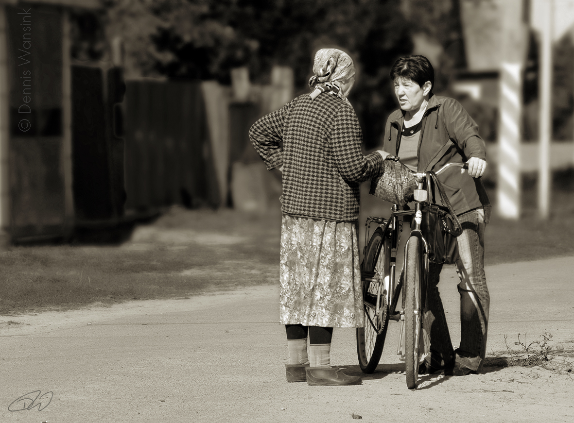 A meeting on the street in Turov, Belarus (© Dennis Wansink)
