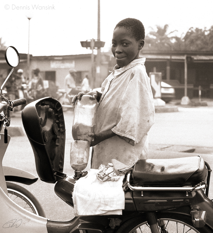 Fill her up, boy (© Dennis Wansink)